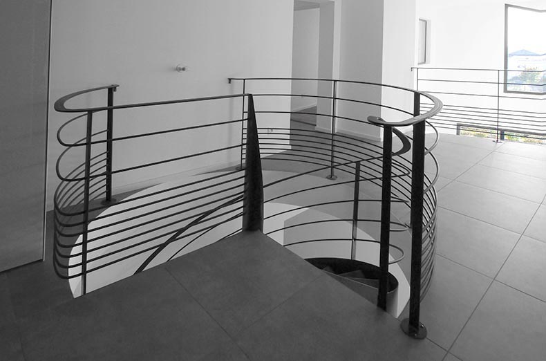 Maison moderne Verrieres-le-Buisson. Escalier circulaire. Degagement