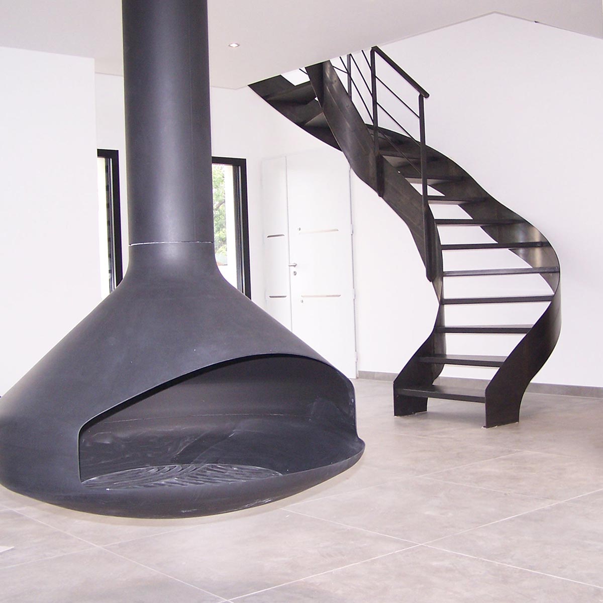 Cheminee, foyer ouvert  et escalier design